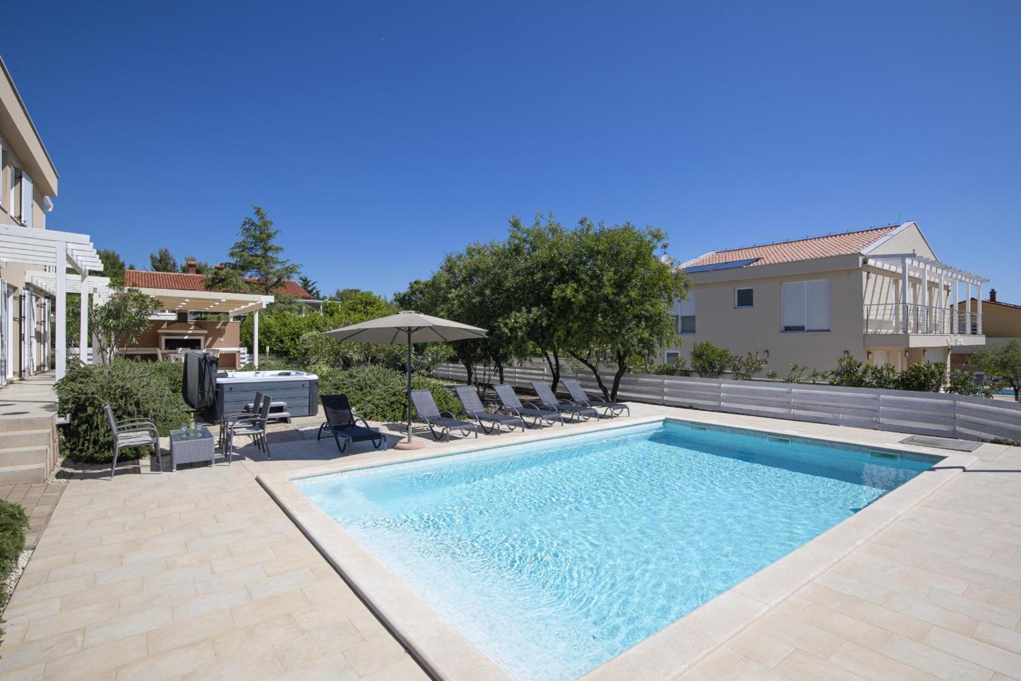 Villa Bella - Beautiful And Modern House With Pool, Souna, Jacuzzi & Playground, Liznjan - Istra Buitenkant foto