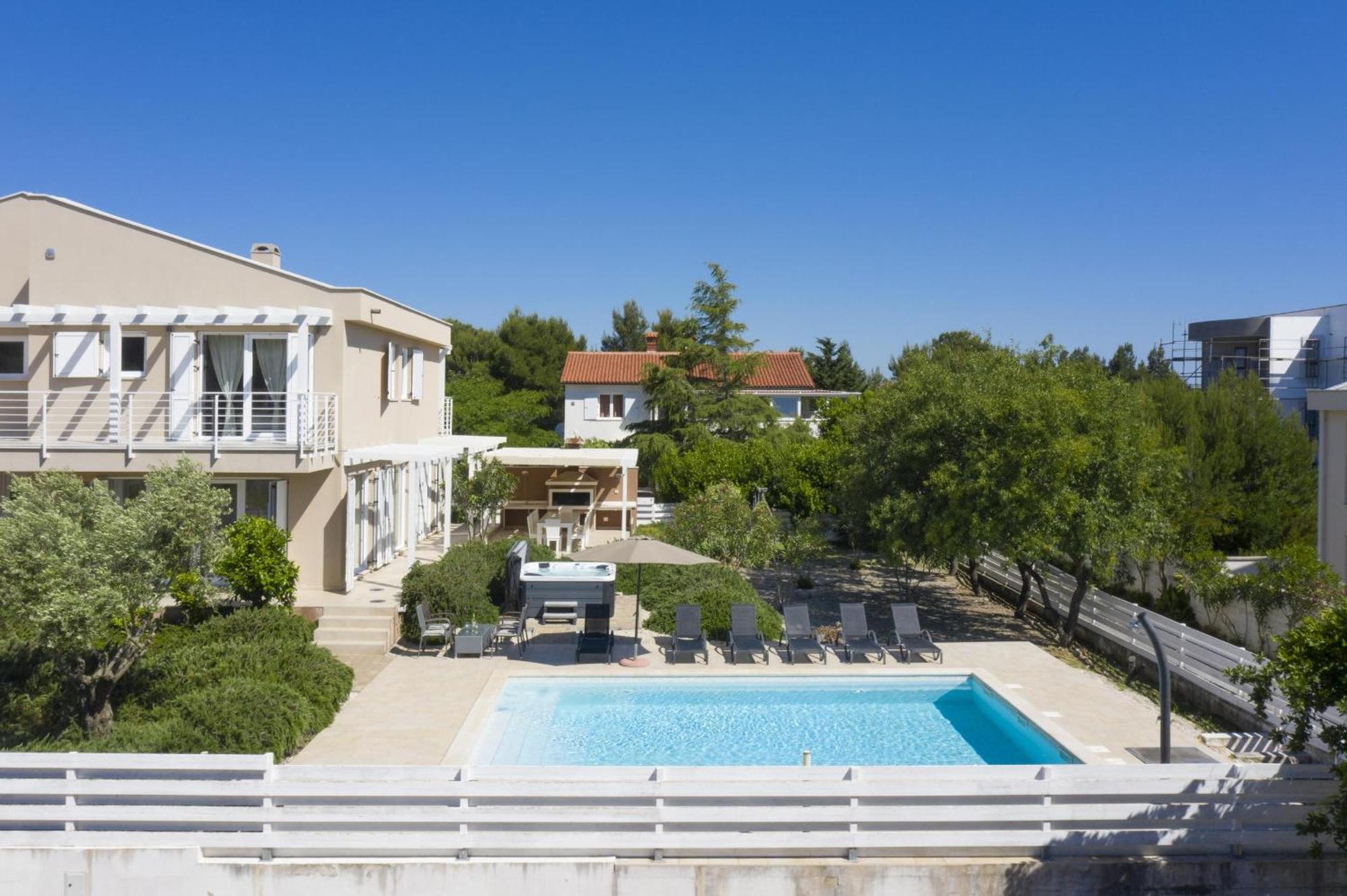 Villa Bella - Beautiful And Modern House With Pool, Souna, Jacuzzi & Playground, Liznjan - Istra Buitenkant foto