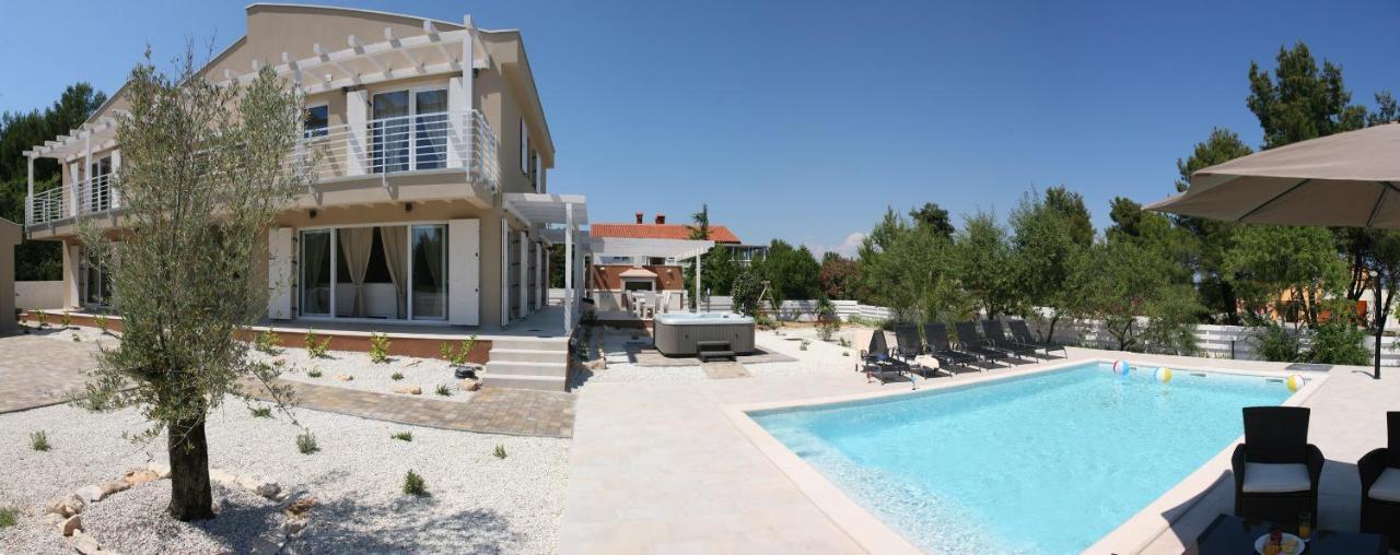 Villa Bella - Beautiful And Modern House With Pool, Souna, Jacuzzi & Playground, Liznjan - Istra Buitenkant foto