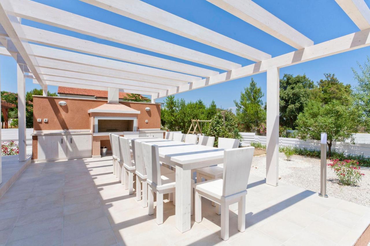 Villa Bella - Beautiful And Modern House With Pool, Souna, Jacuzzi & Playground, Liznjan - Istra Buitenkant foto